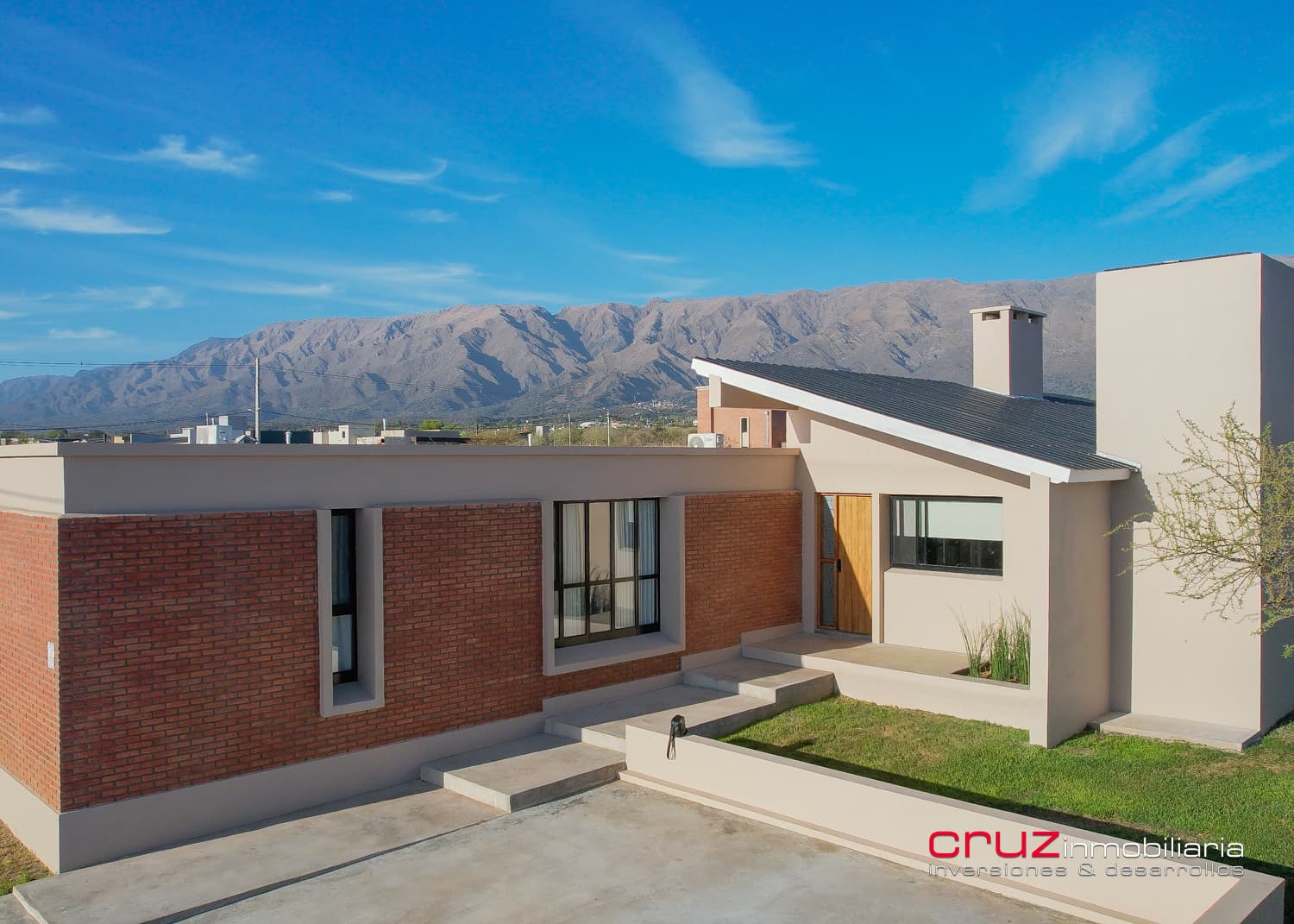 Casa de 215m2 con Piscina - Barrio La Arbolada
