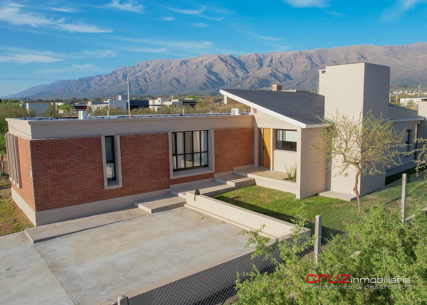 Casa de 215m2 con Piscina - Barrio La Arbolada