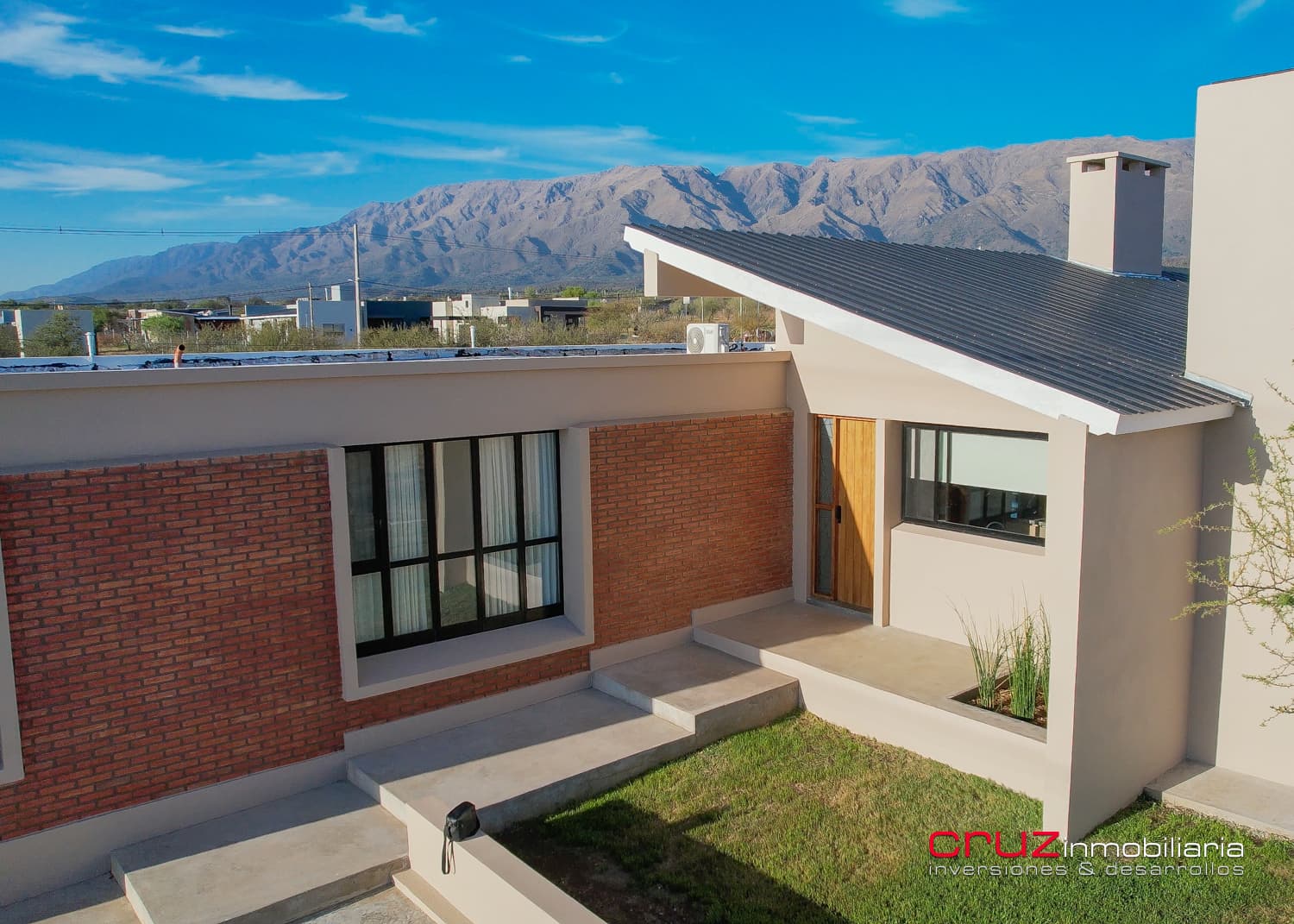 Casa de 215m2 con Piscina - Barrio La Arbolada