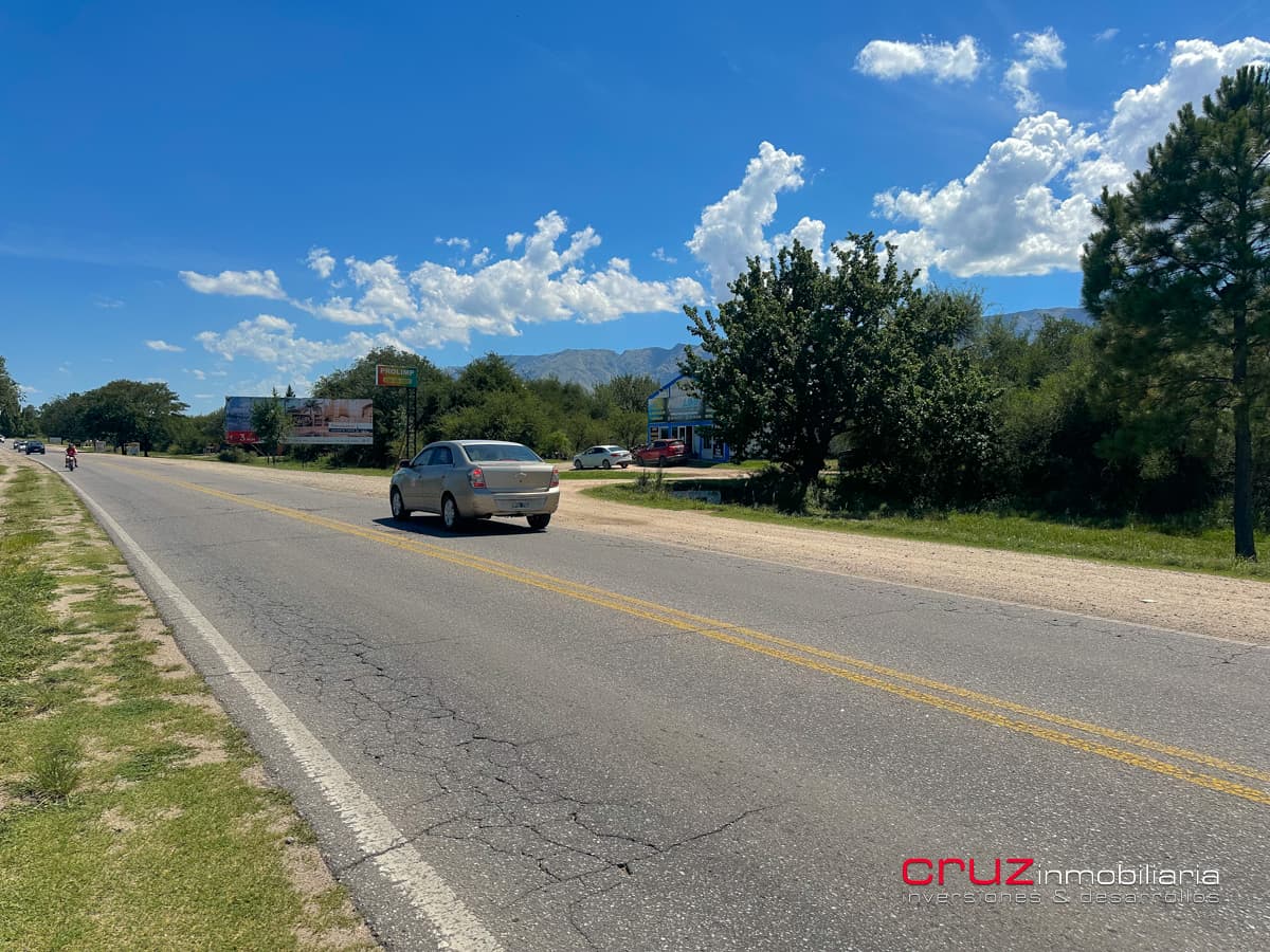 Lote comercial de 2300m2 sobre Ruta 1 en Carpinteria