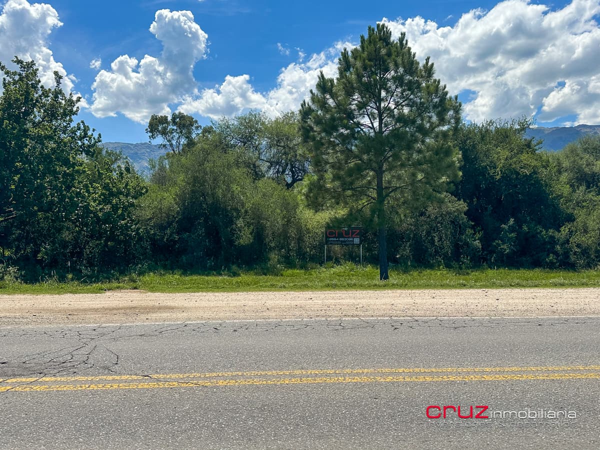 Lote comercial de 2300m2 sobre Ruta 1 en Carpinteria
